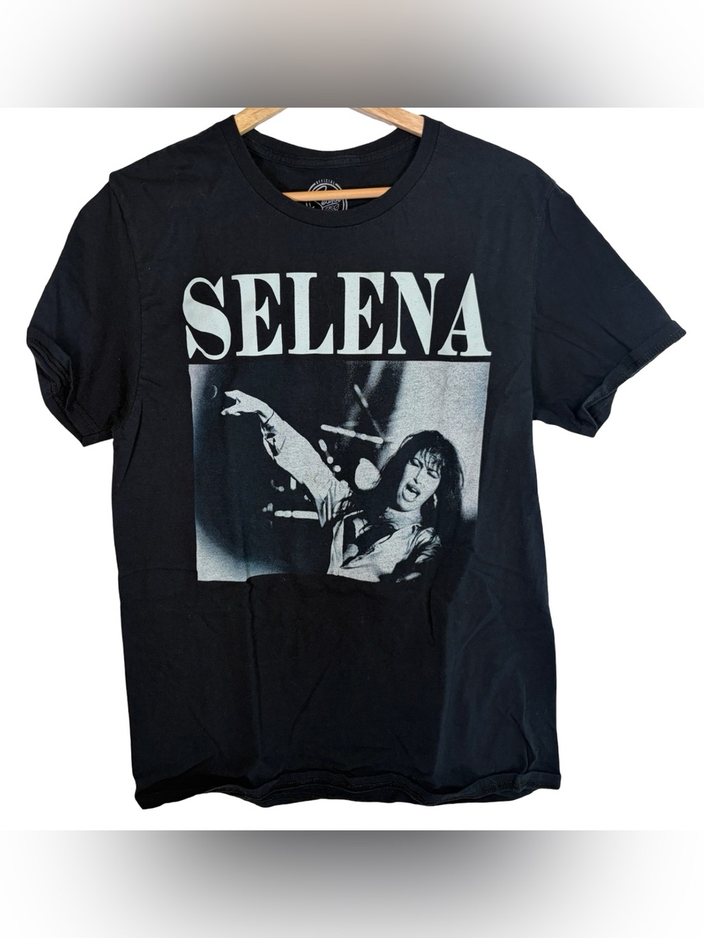 Selena y los Dinos black short sleeve graphic t shirt medium